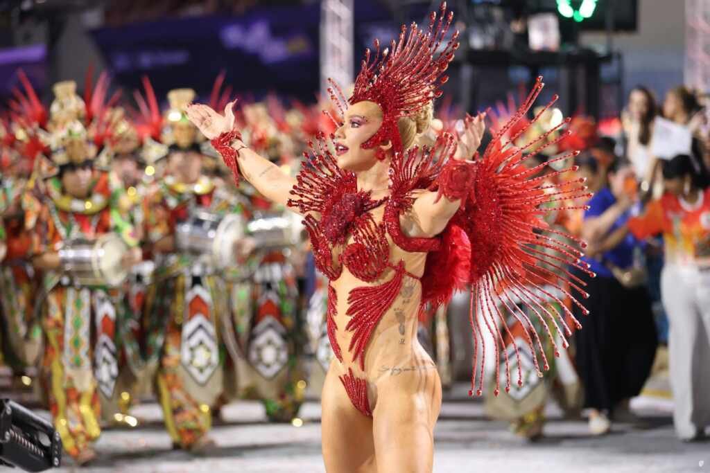 Fantasia dá problema, mas Virginia Fonseca completa desfile pela Grande Rio na Sapucai