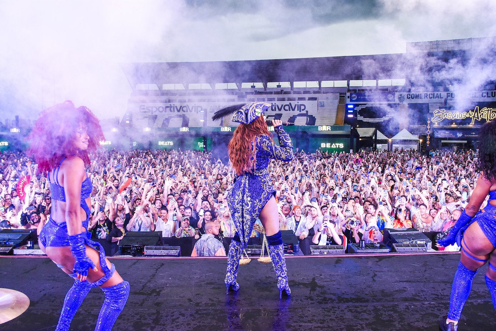 Fãs revivem dilúvio nos Ensaios da Anitta em Ribeirão Preto e recebeu Leo Foguete 27 Fãs revivem dilúvio nos Ensaios da Anitta em Ribeirão Preto e recebeu Leo Foguete