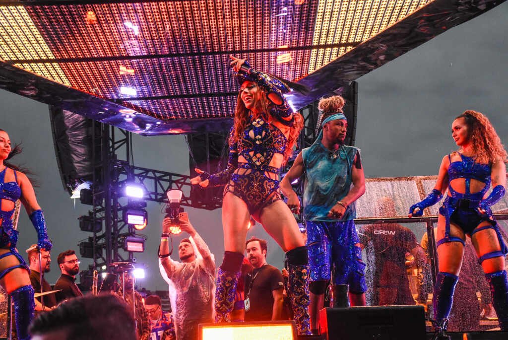Fãs revivem dilúvio nos Ensaios da Anitta em Ribeirão Preto e recebeu Leo Foguete Fãs revivem dilúvio nos Ensaios da Anitta em Ribeirão Preto e recebeu Leo Foguete