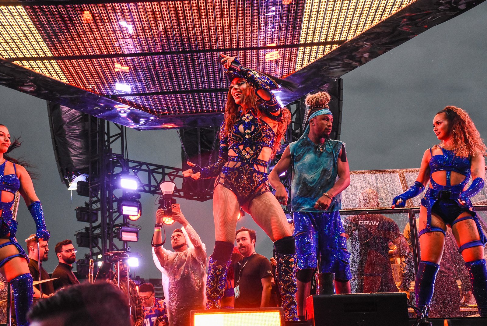 Fãs revivem dilúvio nos Ensaios da Anitta em Ribeirão Preto e recebeu Leo Foguete 23 Fãs revivem dilúvio nos Ensaios da Anitta em Ribeirão Preto e recebeu Leo Foguete