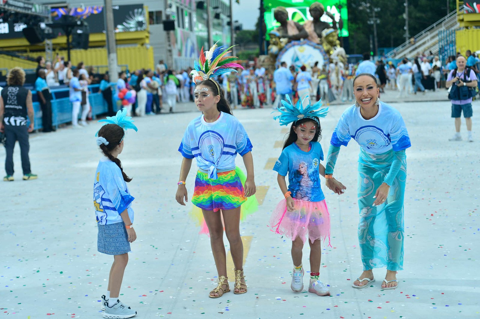 Zoe estreia na Sapucaí e acompanha Sabrina Sato em desfile mirim da Vila Isabel