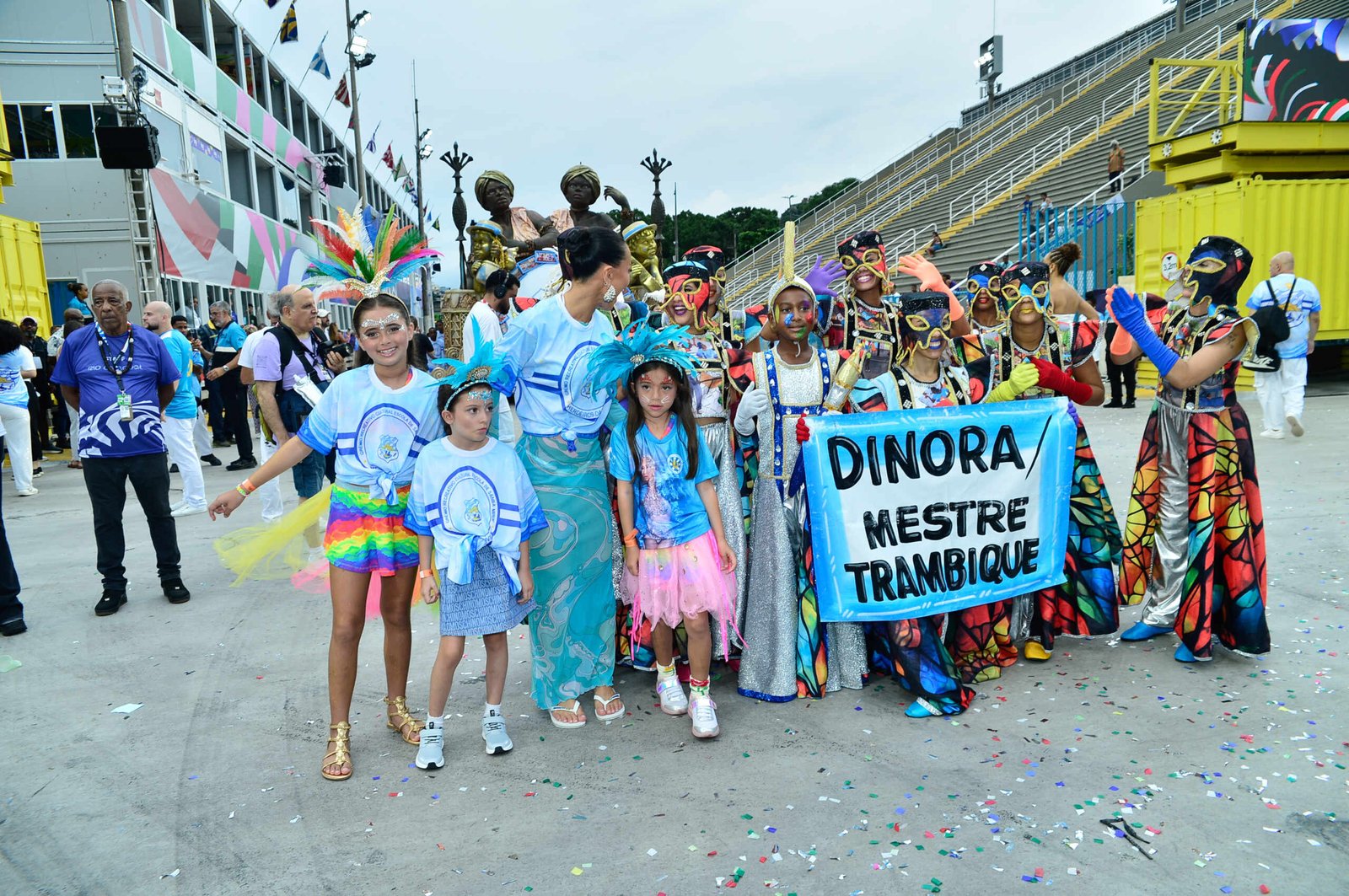 Zoe estreia na Sapucaí e acompanha Sabrina Sato em desfile mirim da Vila Isabel