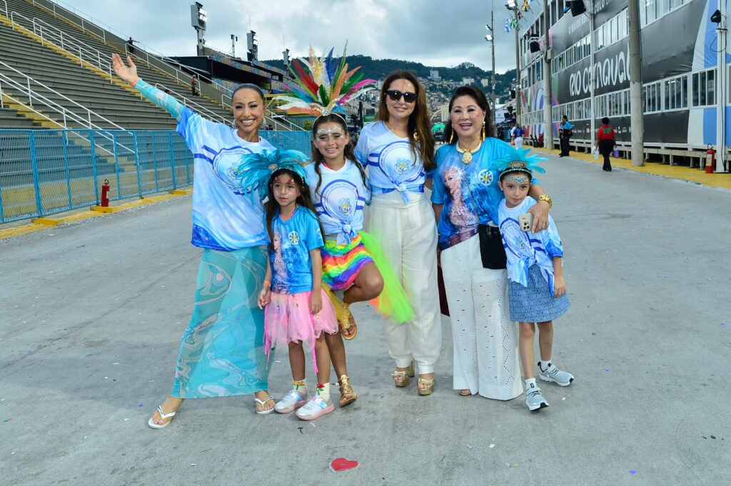 Zoe estreia na Sapucaí e acompanha Sabrina Sato em desfile mirim da Vila Isabel