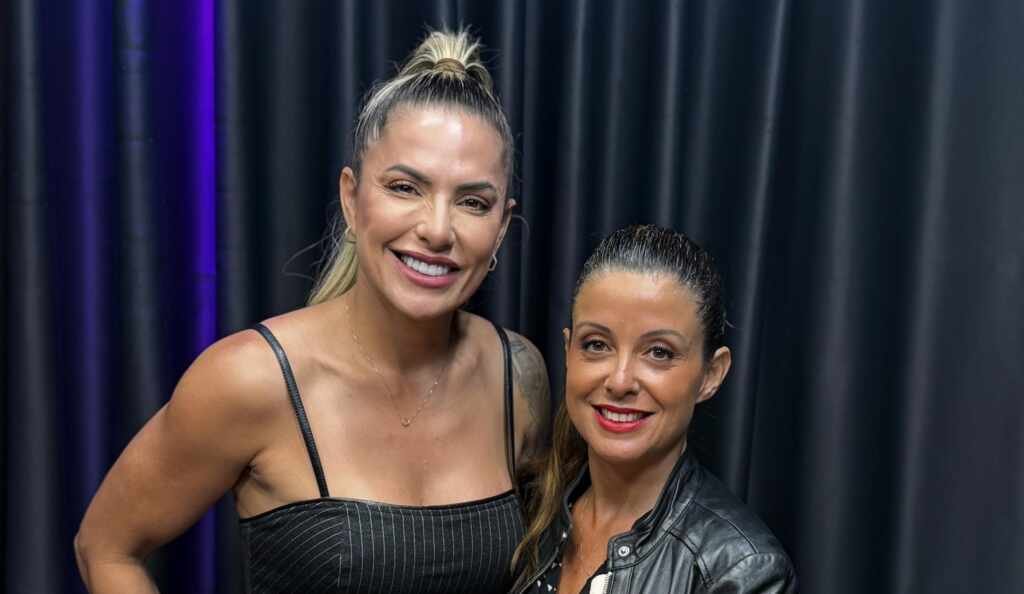 Cantora Yara Vellasco é entrevistada no programa de Roberta Amaral Cantora Yara Vellasco é entrevistada no programa de Roberta Amaral