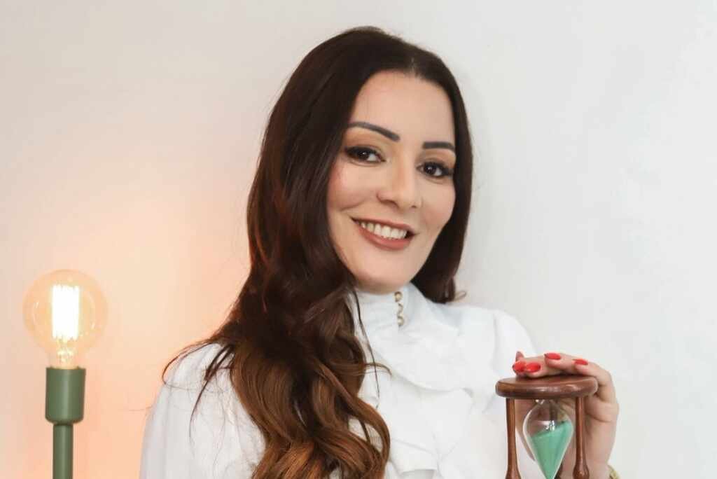 Eliane Cristina transforma fé, estudo e estética em uma trajetória de superação Eliane Cristina transforma fé, estudo e estética em uma trajetória de superação