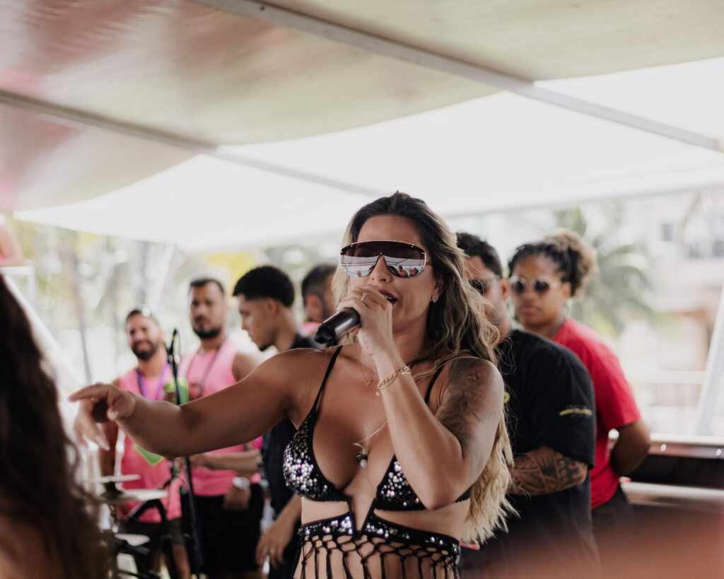 Yara Vellasco é atração principal em trio no RJ Yara Vellasco é atração principal em trio no RJ
