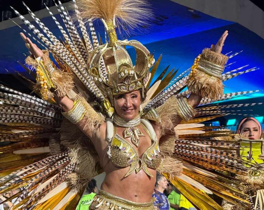 Apresentadora Moninha brilha como destaque na Sapucaí Apresentadora Moninha brilha como destaque na Sapucaí