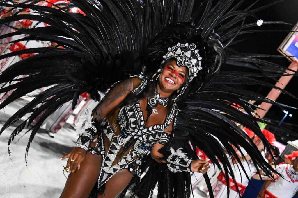 Com fantasia luxuosa, Índia Zurich rouba a cena como rainha de bateria da Vila Santa Tereza Com fantasia luxuosa, Índia Zurich rouba a cena como rainha de bateria da Vila Santa Tereza