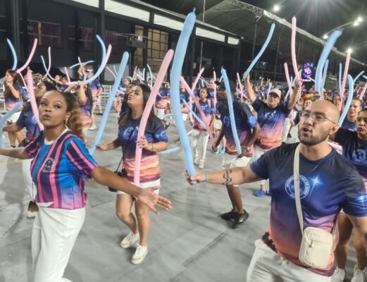 Fabi Frota comemora 22 anos de Carnaval como destaque de chão da Colorado do Brás Fabi Frota comemora 22 anos de Carnaval como destaque de chão da Colorado do Brás