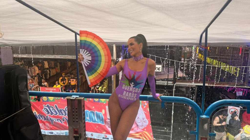 Carla Prata prestigia famoso bloco de carnaval com look especial em apoio ao Fevereiro Roxo Carla Prata prestigia famoso bloco de carnaval com look especial em apoio ao Fevereiro Roxo