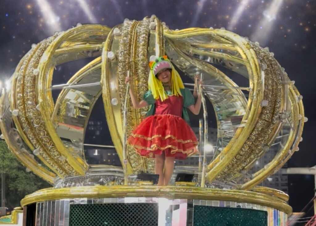 Aos 9 anos, Athena Emerim consolida ascensão meteórica ao desfilar na Marquês de Sapucaí Aos 9 anos, Athena Emerim consolida ascensão meteórica ao desfilar na Marquês de Sapucaí