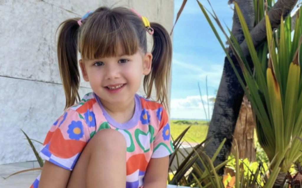 Maria Alice chama atenção ao surgir em foto durante viagem com Virginia Fonseca