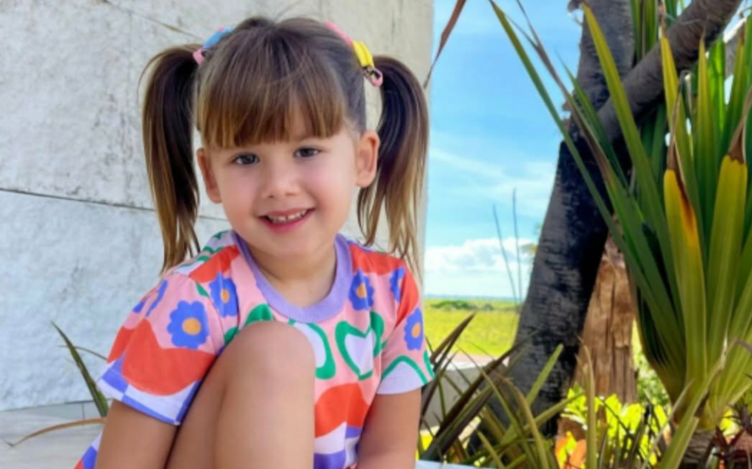 Maria Alice chama atenção ao surgir em foto durante viagem com Virginia Fonseca