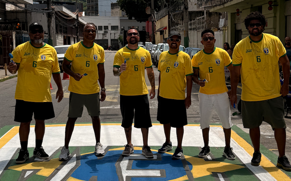 Bom Gosto aposta em “Povo Feliz” (Voa Canarinho Voa) com participação de Júnior e resgata clássico do futebol Bom Gosto aposta em “Povo Feliz” (Voa Canarinho Voa) com participação de Júnior e resgata clássico do futebol
