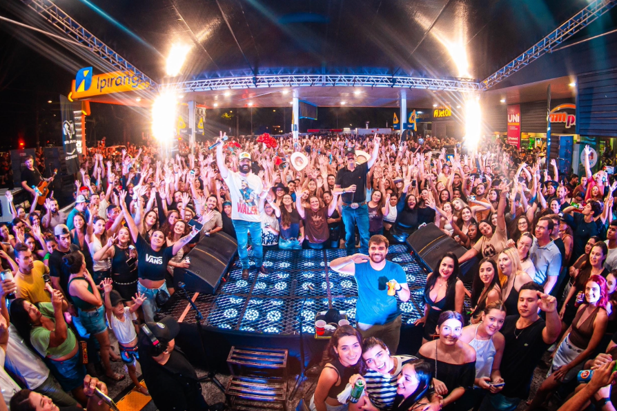 Fiduma & Jeca reúnem mais de 5 mil pessoas em show surpresa em Araçatuba