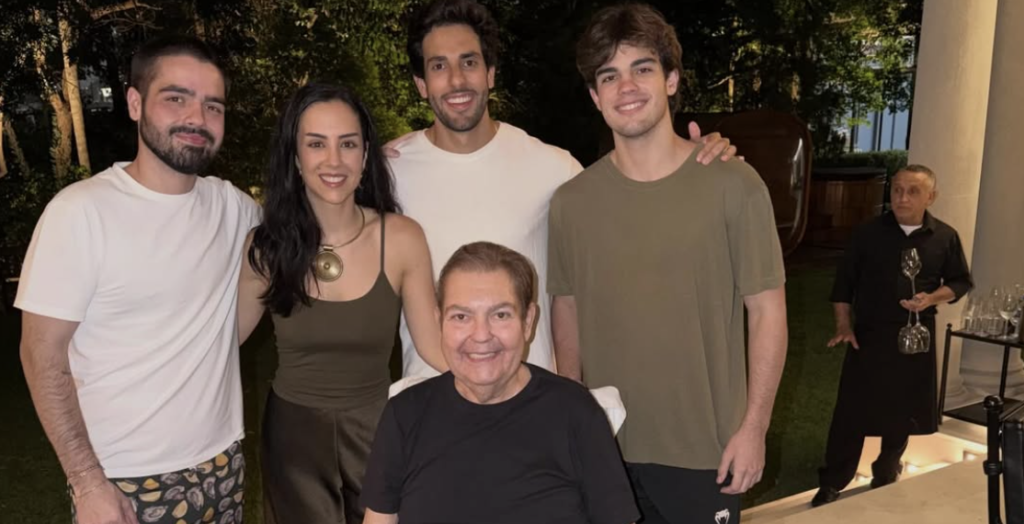 Faustão surge em foto rara com a família e emociona fãs nas redes Faustão surge em foto rara com a família e emociona fãs nas redes