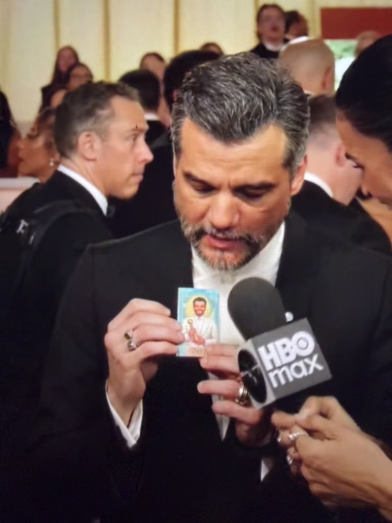 Wagner Moura leva “santinho” ao Oscar 2026 e diverte no tapete vermelho Wagner Moura leva “santinho” ao Oscar 2026 e diverte no tapete vermelho