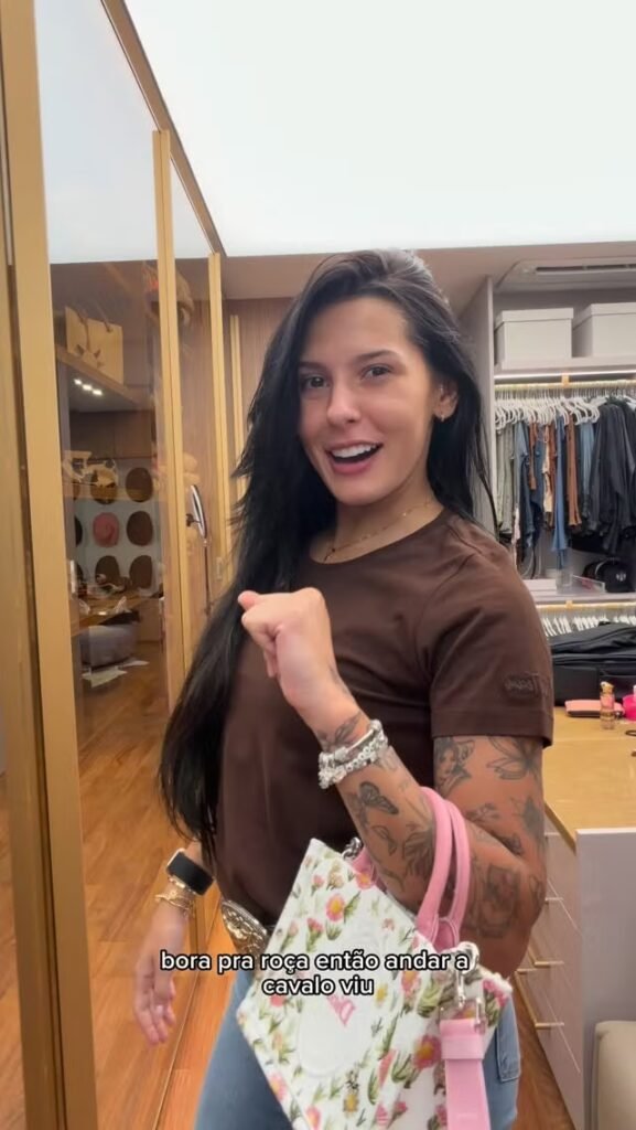 Ana Castela curte feriado na fazenda e mostra look de luxo para passeio a cavalo