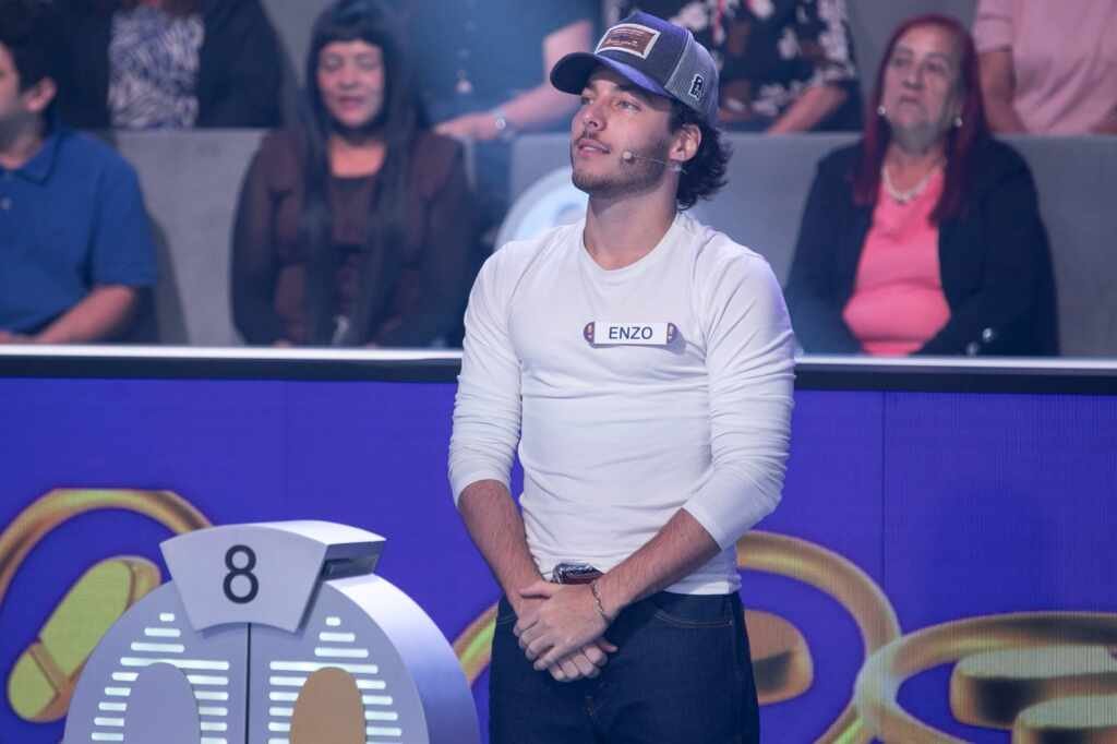 Enzo Ferro estreia “Dói Saber” na TV e se destaca no “Acerte ou Caia!” Enzo Ferro estreia “Dói Saber” na TV e se destaca no “Acerte ou Caia!”