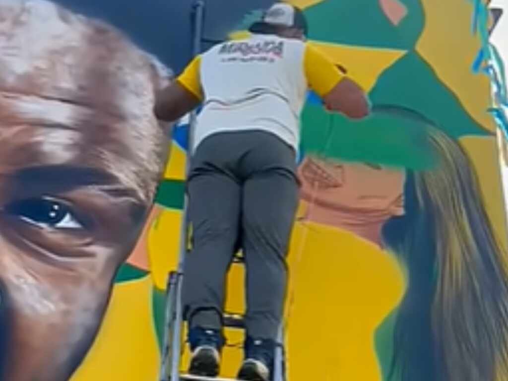 Virginia some de mural da Copa 2026 após fim com Vini Jr. em Minas Gerais YouTube / Portal do Mandu