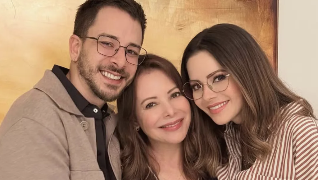 Sandy posta foto com Junior e a mãe, e presta homenagem Sandy posta foto com Junior e a mãe, e presta homenagem