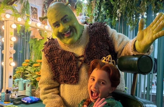 Maria Clara Ferreira emociona em estreia profissional como Fiona Criança no musical “Shrek” Captura de Tela 2026 05 14 as 17.17.03