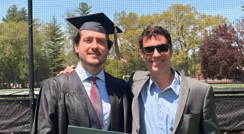 Dinho Ouro Preto viaja aos EUA e celebra formatura do filho caçula em Boston Dinho Ouro Preto viaja aos EUA e celebra formatura do filho caçula em Boston