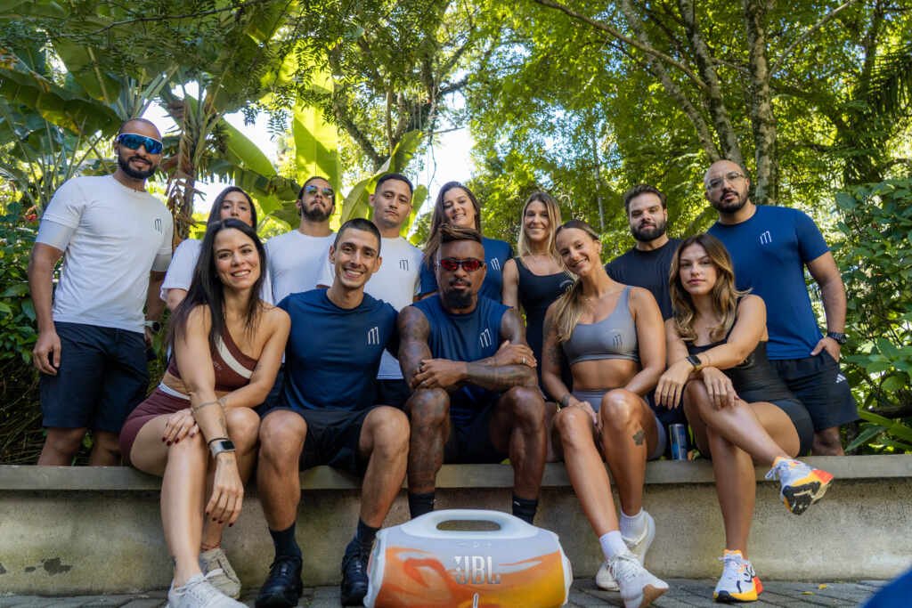 Zé Roberto une esporte, saúde e networking premium no Programa Movimento 11 em SP Zé Roberto e grupo posam após treino no Parque Ibirapuera durante o Programa Movimento 11; participantes usam roupas do evento e há uma caixa de som JBL no primeiro plano.