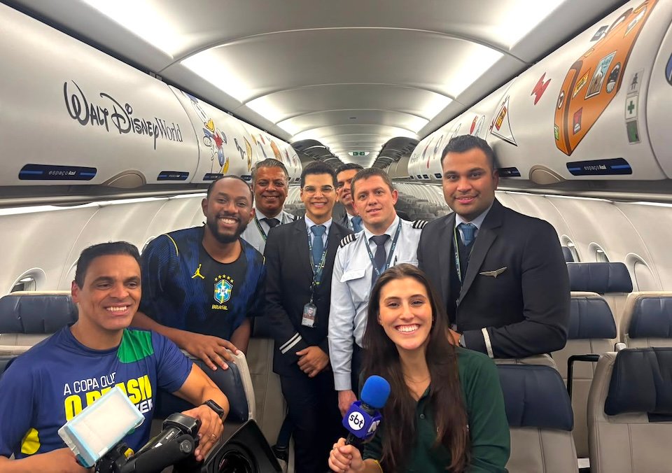 Passageiros transformam avião em torcida e acompanham vitória do Brasil sobre o Haiti ao som da narração de Galvão Bueno 190626 Cobertura da Copa do Mundo FIFA 2026 Foto Divulgacao SBT 1