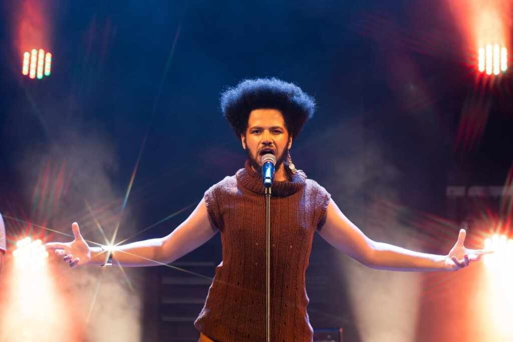 Ciro Belluci estreia a turnê “Coreografias do Improviso” com shows que unem MPB e teatralidade @opaulocolen 30