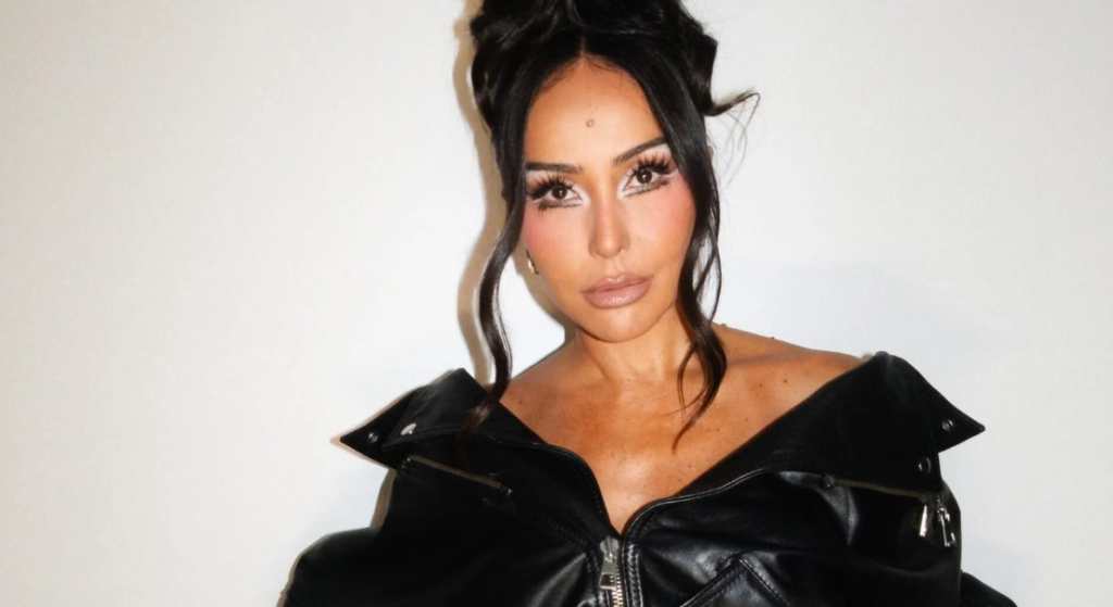 Sabrina Sato exibe barriguinha de gravidez em desfile de moda em São Paulo Sabrina Sato exibe barriguinha de gravidez em desfile de moda em São Paulo