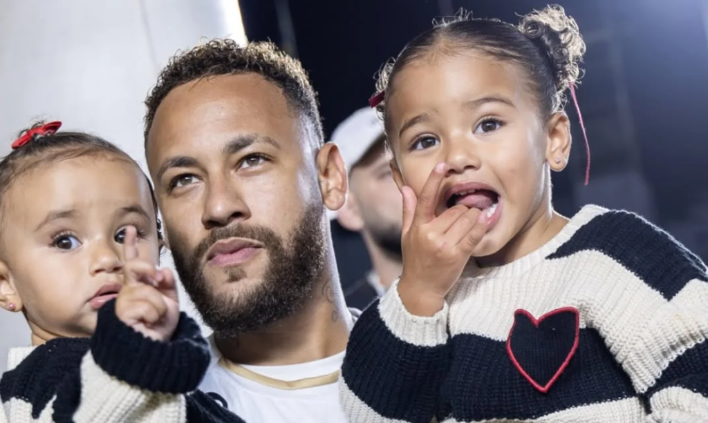 Neymar Jr. entra em campo com as filhas e protagoniza momento de carinho antes de jogo do Santos Neymar Jr. entra em campo com as filhas e protagoniza momento de carinho antes de jogo do Santos